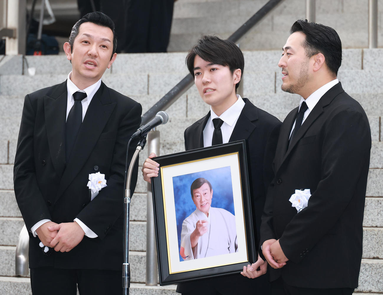 「いつでも夢を」を歌い橋幸夫さんを送り出す二代目橋幸夫yH2。左から小牧勇太、徳岡純平、進公平（撮影・中島郁夫）