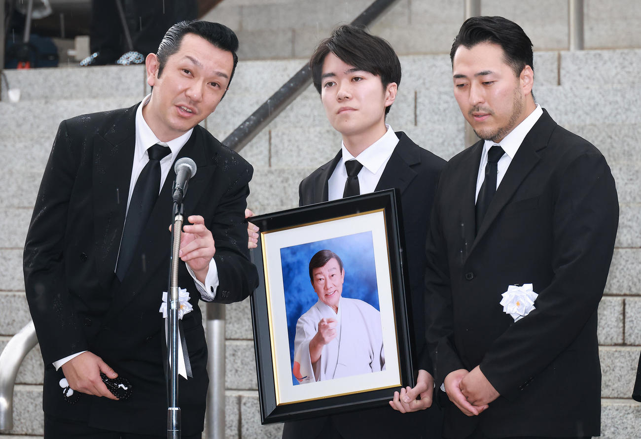 「いつでも夢を」を歌い橋幸夫さんを送り出す二代目橋幸夫yH2。左から小牧勇太、徳岡純平、進公平（撮影・中島郁夫）