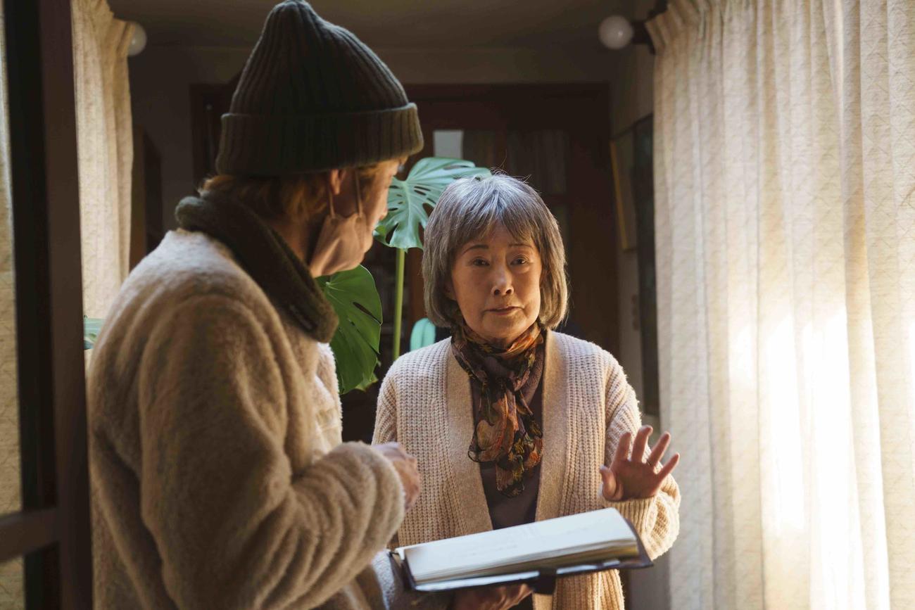 今年2月に行われた映画「あなたの息子ひき出します！」の撮影中、深川栄洋監督と役について話をする吉行和子さん（C）あなたの息子ひき出します！