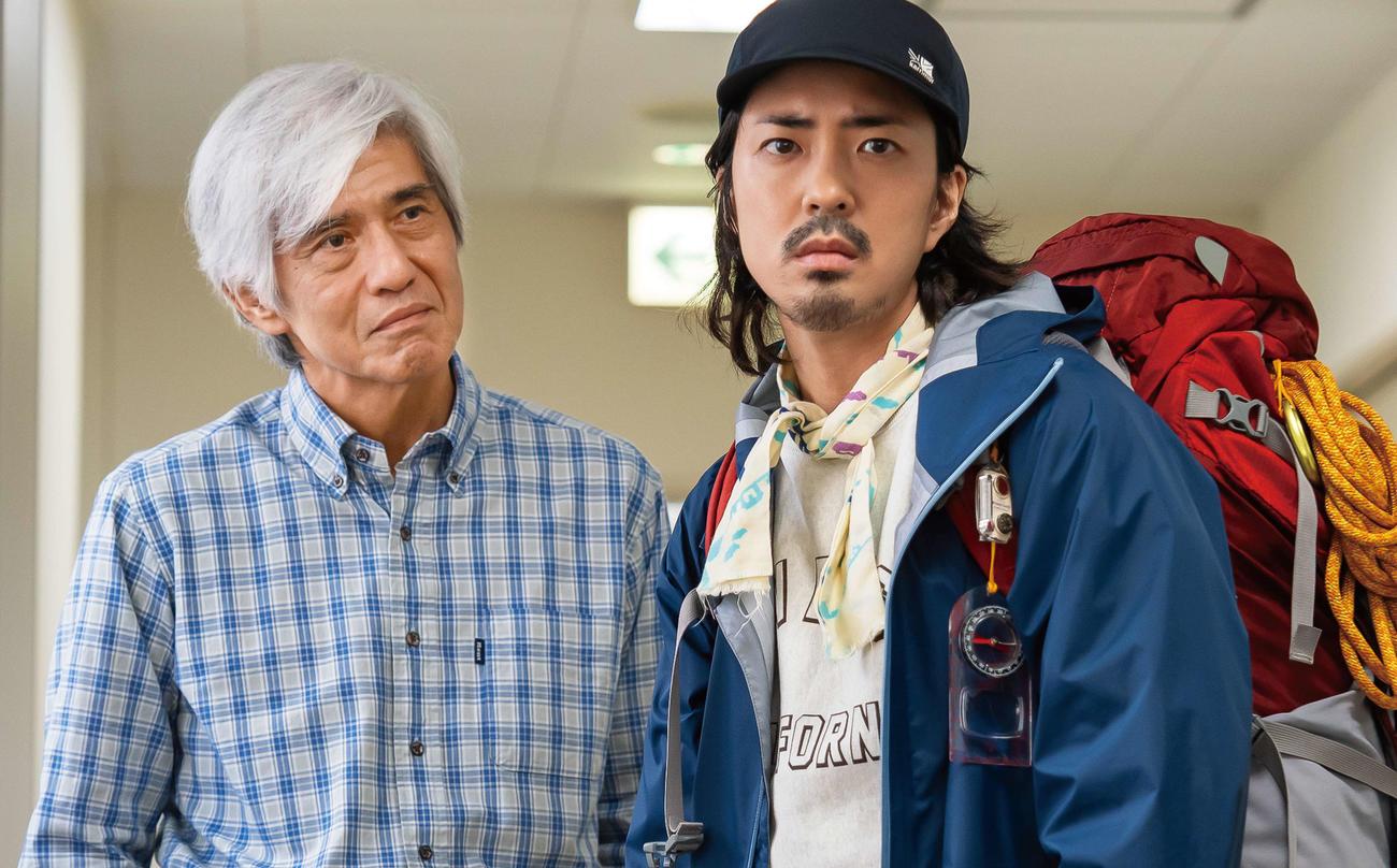 サンセバスチャン映画祭に参加する「てっぺんの向こうにあなたがいる」出演の若葉竜也（右。左は佐藤浩市）（C）2025「てっぺんの向こうにあなたがいる」製作委員会