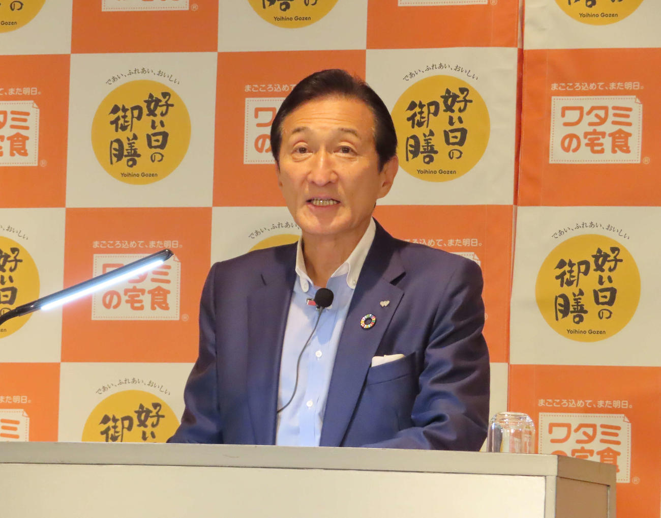 「ワタミの宅食」シリーズの高齢者向け新商品記者発表会に登壇した渡邉美樹会長（撮影・寺本吏輝）
