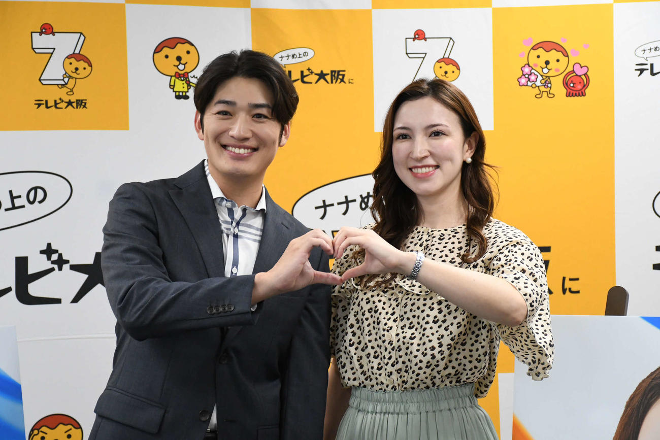 テレビ大阪の前田拓也アナウンサー（左）とウーデンジェニファー里沙アナウンサー（撮影・阪口孝志）