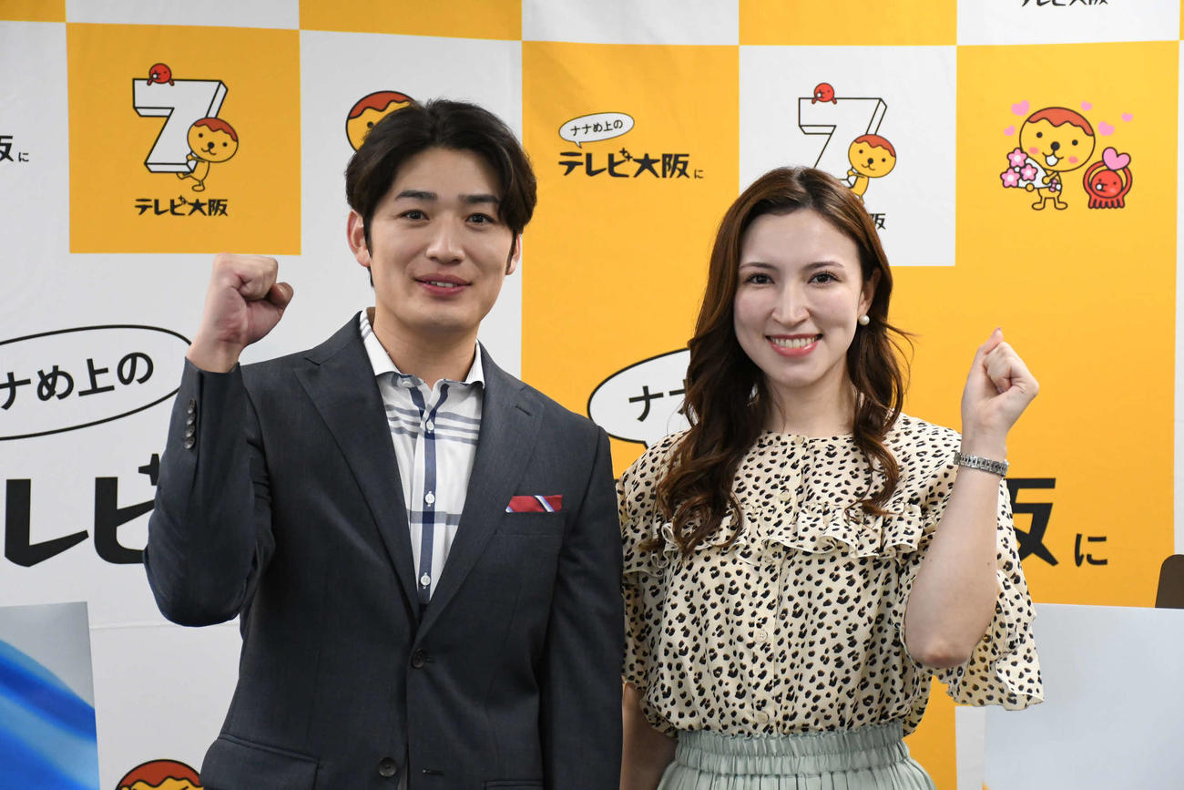 テレビ大阪の前田拓也アナウンサー（左）とウーデンジェニファー里沙アナウンサー（撮影・阪口孝志）