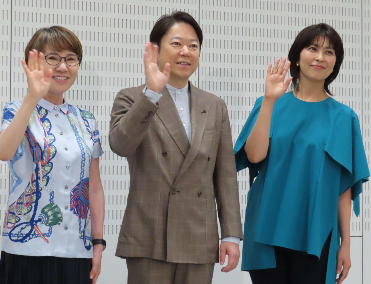 テレビ朝日系「しあわせな結婚」の取材に応じる、左から脚本家大石静さん、阿部サダヲ、松たか子