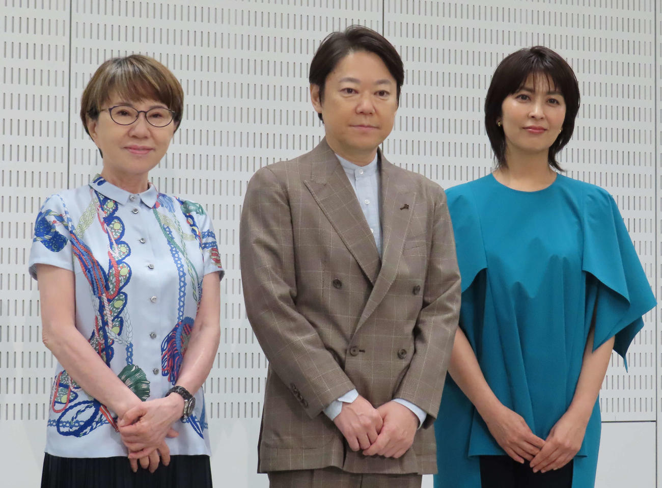 テレビ朝日系「しあわせな結婚」の取材に応じる、左から脚本家大石静さん、阿部サダヲ、松たか子