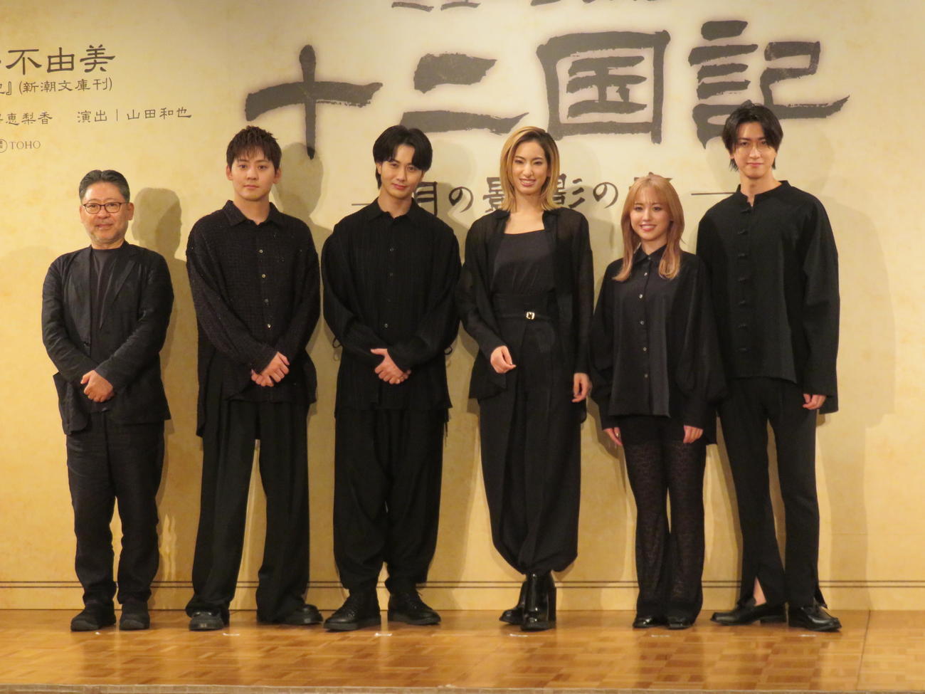 ミュージカル「十二国記　－月の影　影の海－」の製作発表に臨んだ、左から演出の山田和也氏、牧島輝、太田基裕、柚香光、加藤梨里香、相葉裕樹