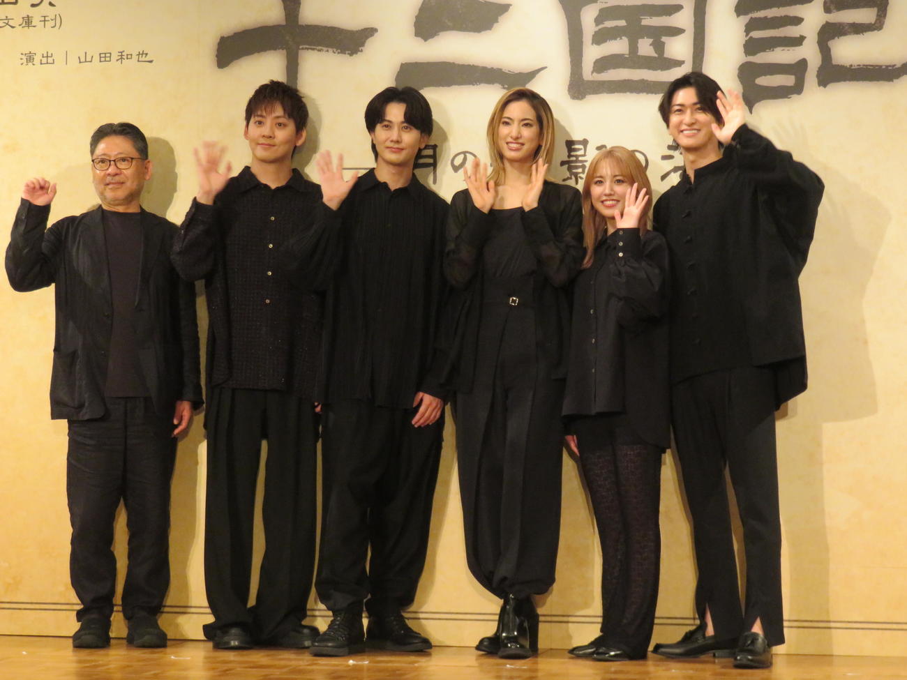 ミュージカル「十二国記　－月の影　影の海－」の製作発表に臨んだ、左から演出の山田和也氏、牧島輝、太田基裕、柚香光、加藤梨里香、相葉裕樹