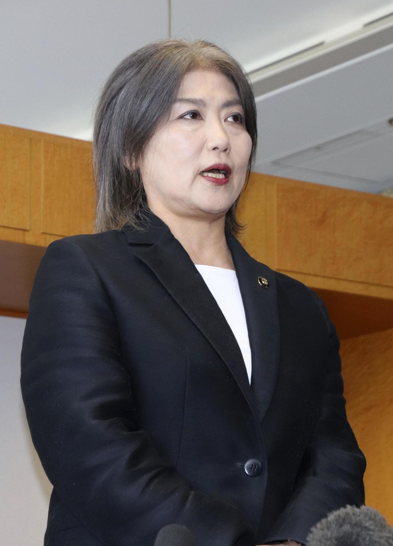 静岡県伊東市議会を解散し、記者団の取材に応じる田久保真紀市長＝10日午前、伊東市（共同）
