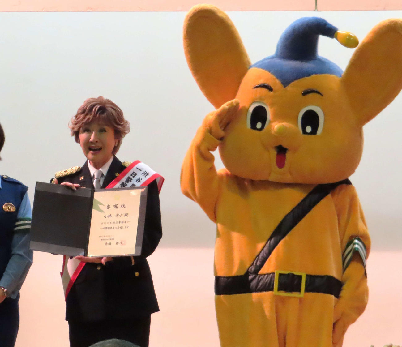 渋谷警察署の一日警察署長を務めた小林幸子（左）とピーポくん（右）（撮影・寺本吏輝）