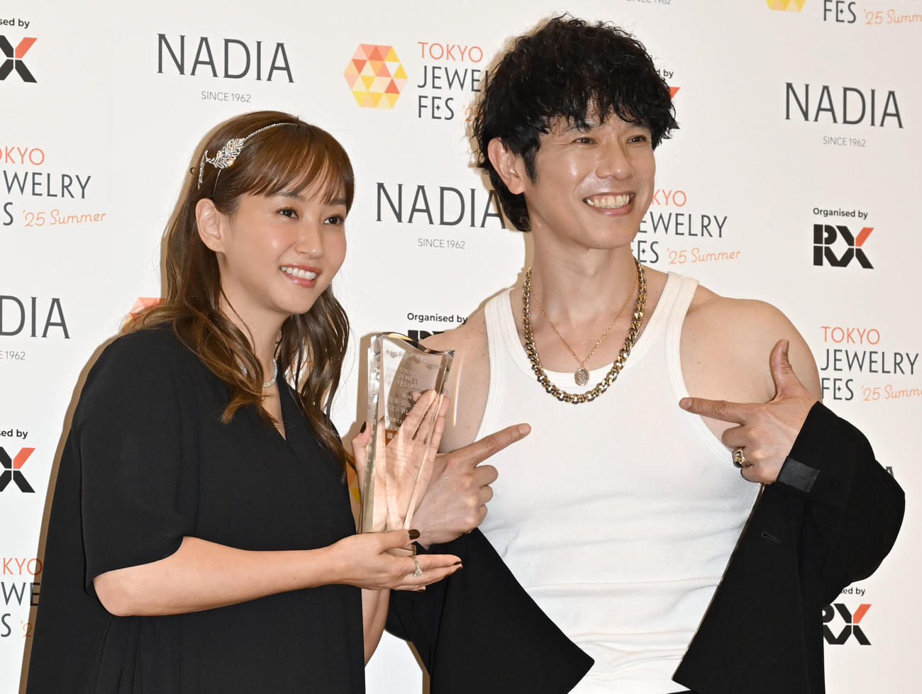 庄司智春（右）と藤本美貴夫妻（2025年8月撮影）