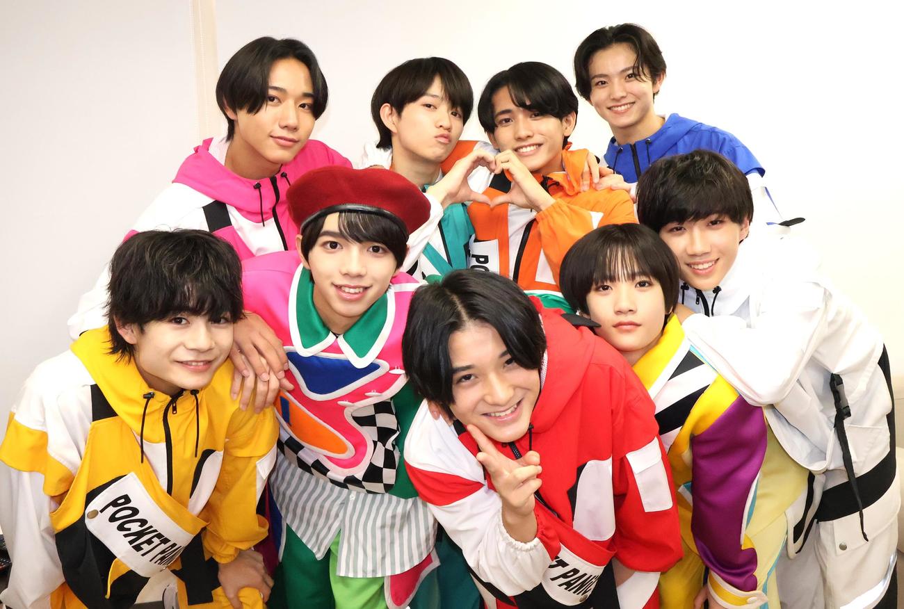 同時デビューを果たしたPOCKET PANiCと峯脇。前列左から松原有輝、脇龍真、生水稜也、峯大凱、仙波七星。後列左から安部舜太、河合彪雅、川原雅斗、新井椋清