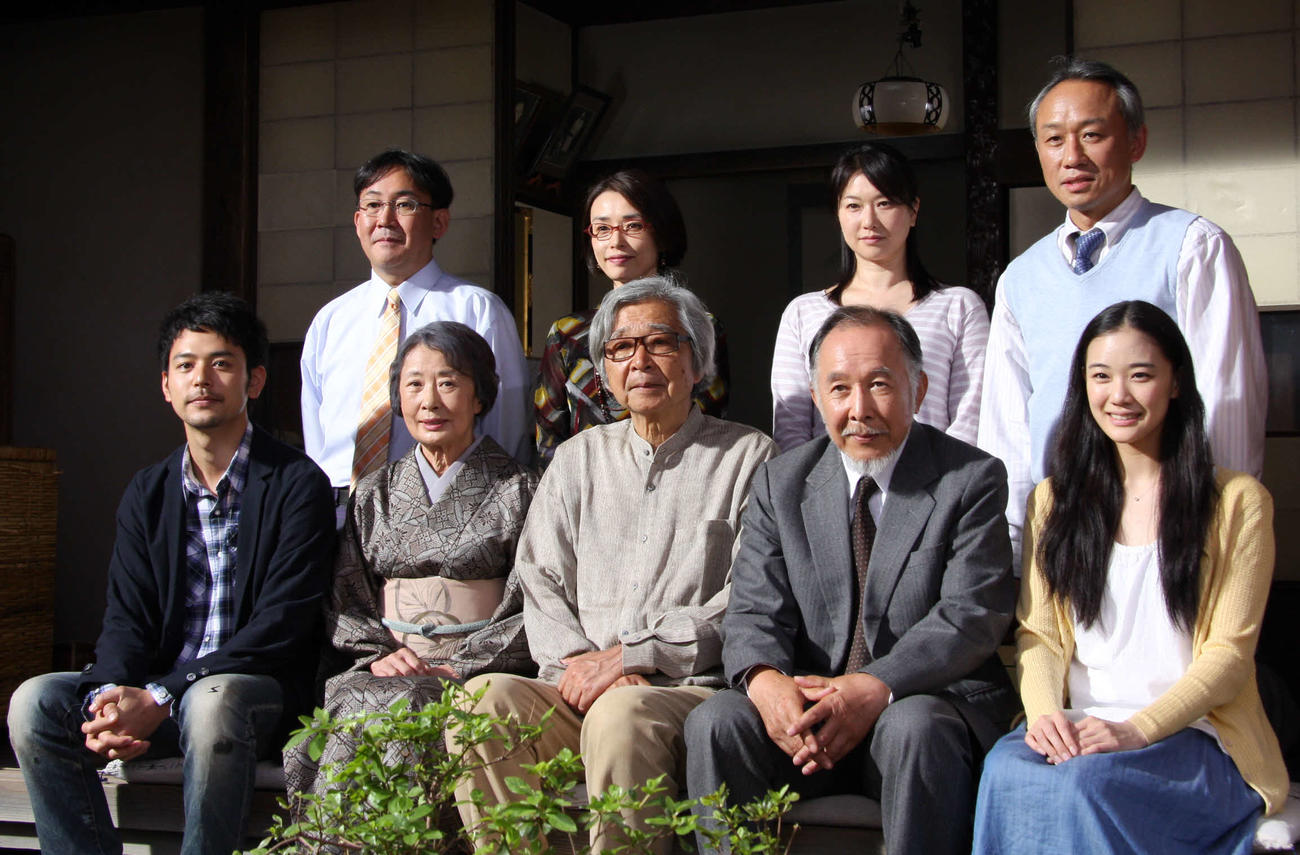映画「東京家族」の製作報告会見。前列左から妻夫木聡、吉行和子さん（前列左から2人目）、山田洋次監督、橋爪功、蒼井優、後列左から林家正蔵、中嶋朋子、夏川結衣、西村雅彦（2012年5月撮影）