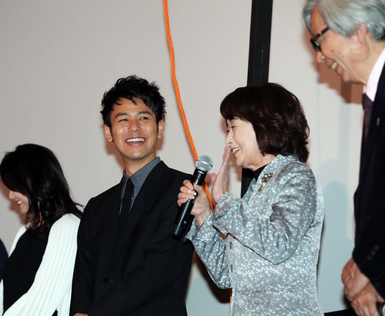 映画「東京家族」の舞台あいさつで笑顔を見せる妻夫木聡（左）。手前右は山田洋次監督。右から2人目は吉行和子（2012年12月撮影）