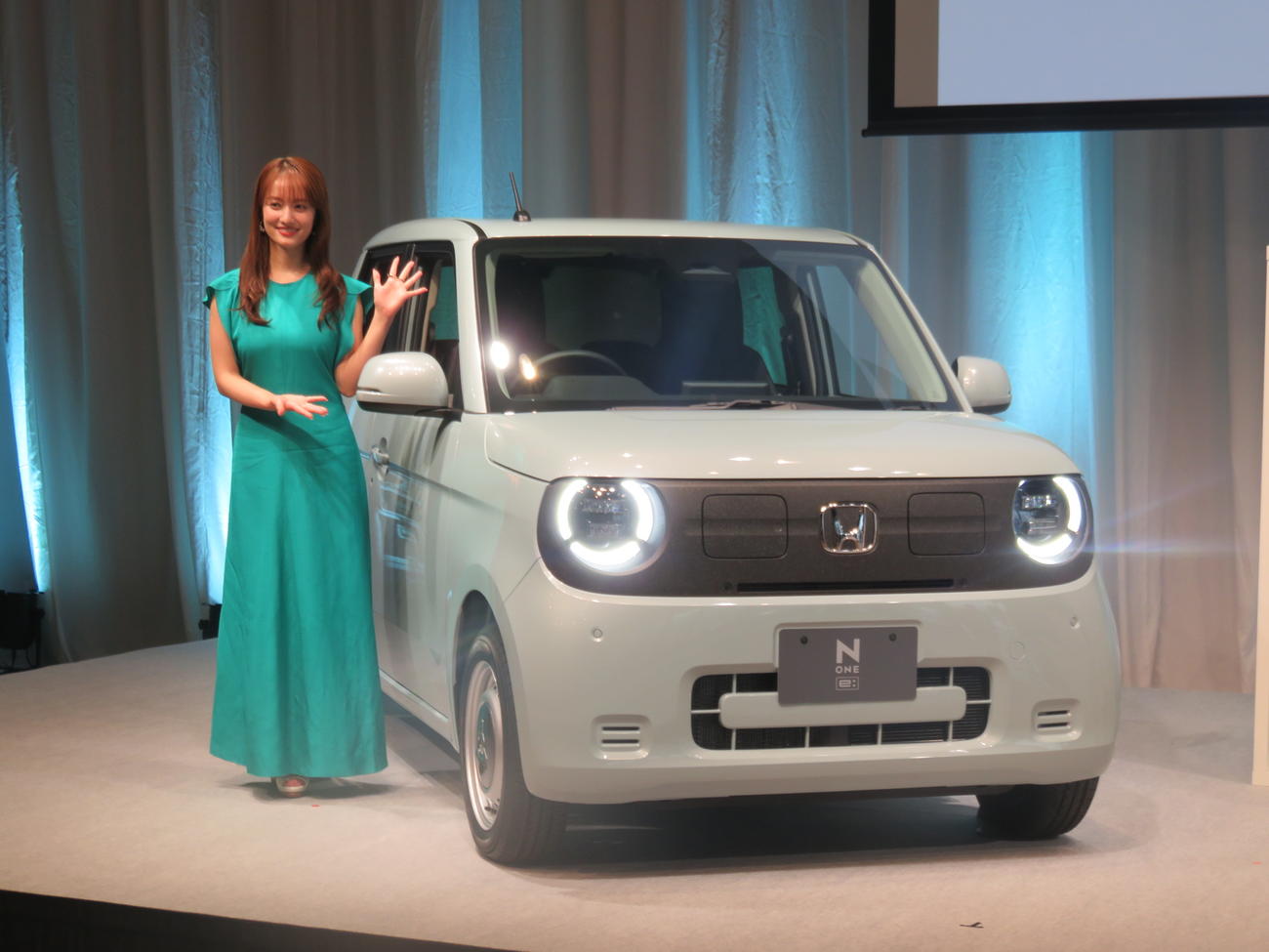 ホンダの新型軽乗用EV「N－ONE e:」の発表会見に出席した谷まりあ