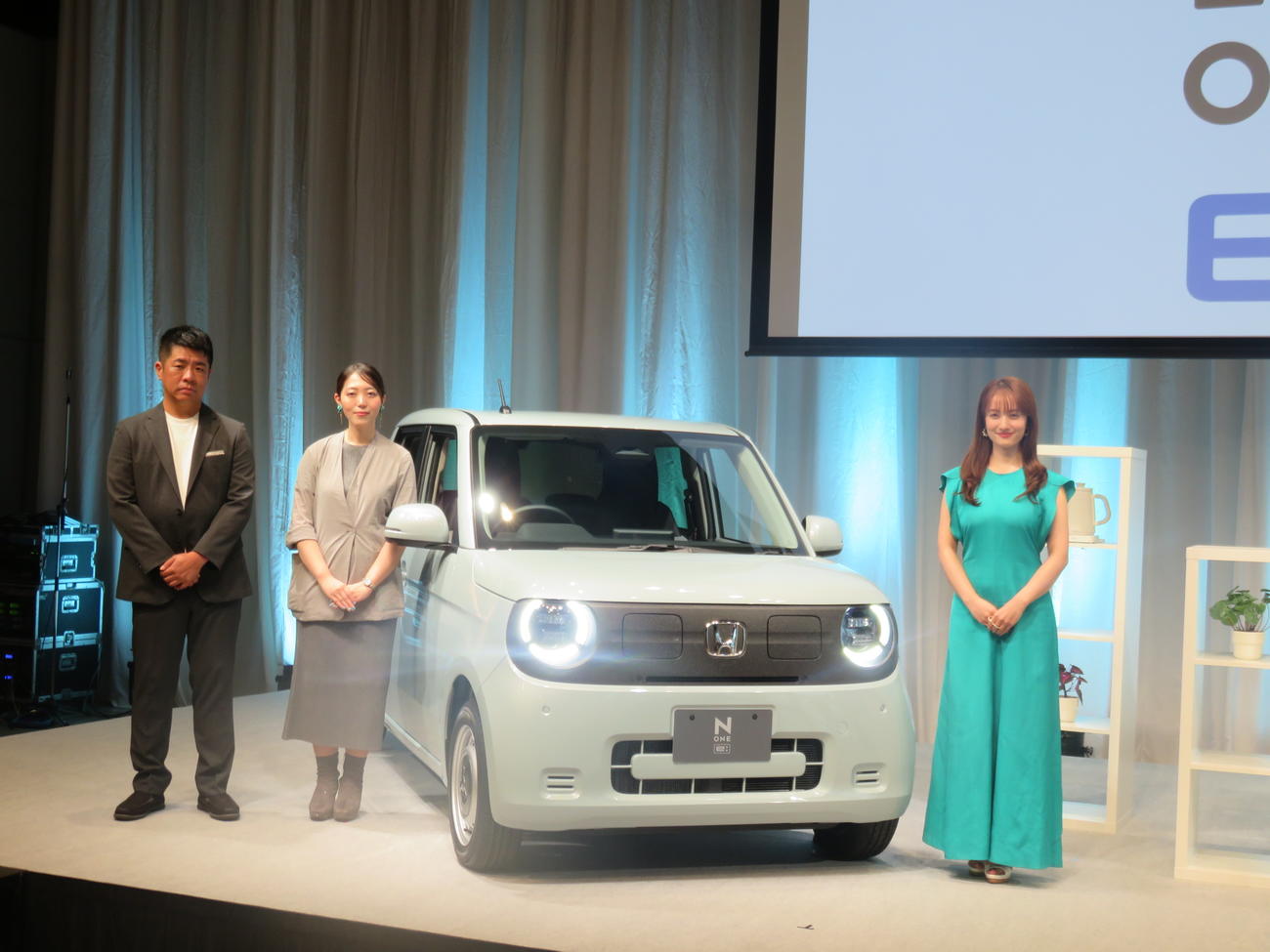 ホンダの新型軽乗用EV「N－ONE e:」の発表会見に出席した、左から開発責任者の堀田英智氏、CMFデザイナーの古小路美和氏、谷まりあ