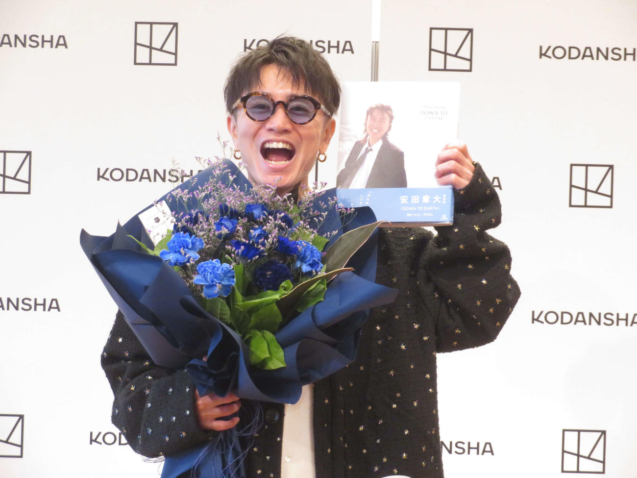 写真集「DOWN TO EARTH」発売記念会見で誕生日を祝福された安田章大