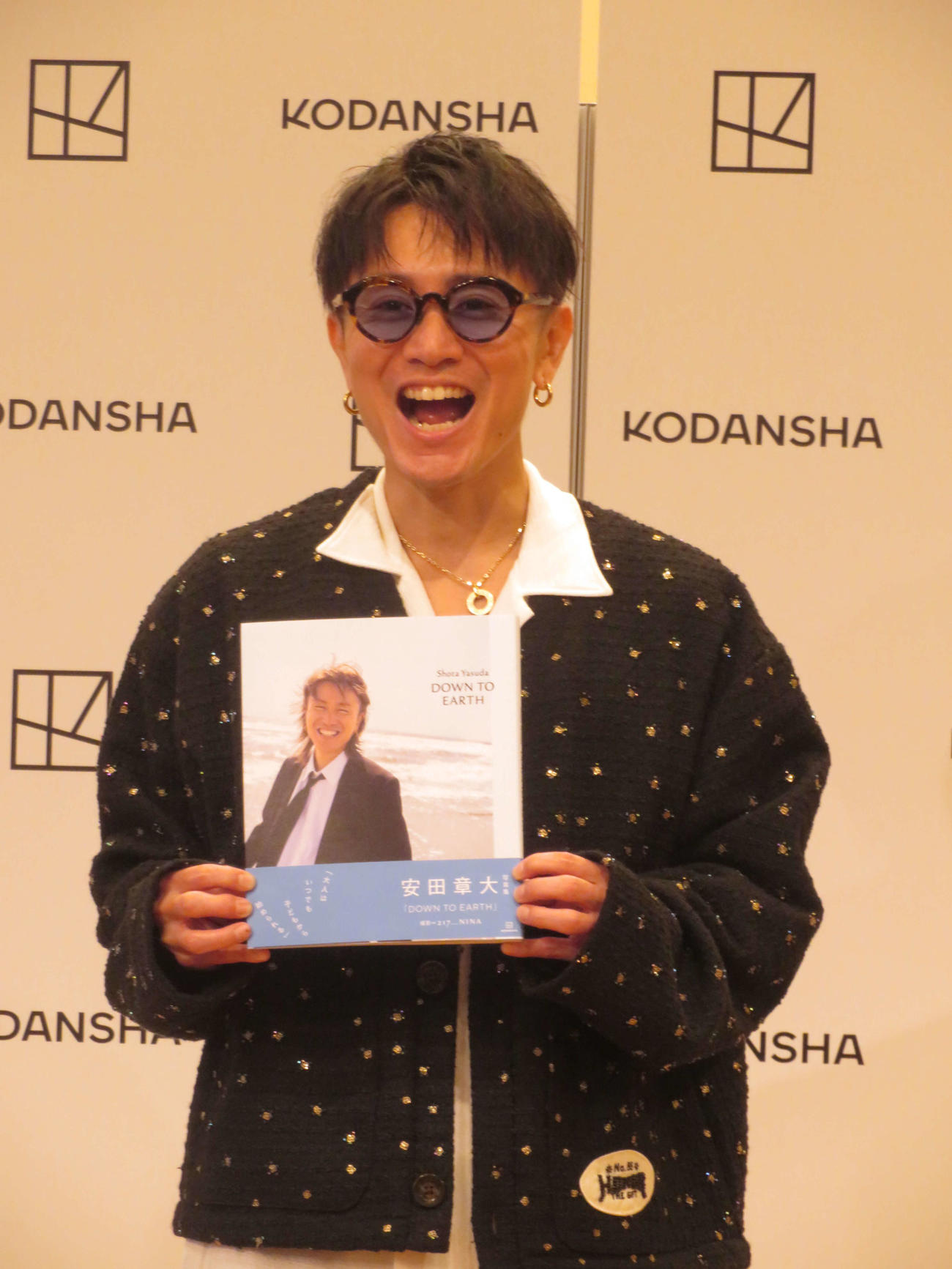 写真集「DOWN TO EARTH」発売記念会見に出席した安田章大