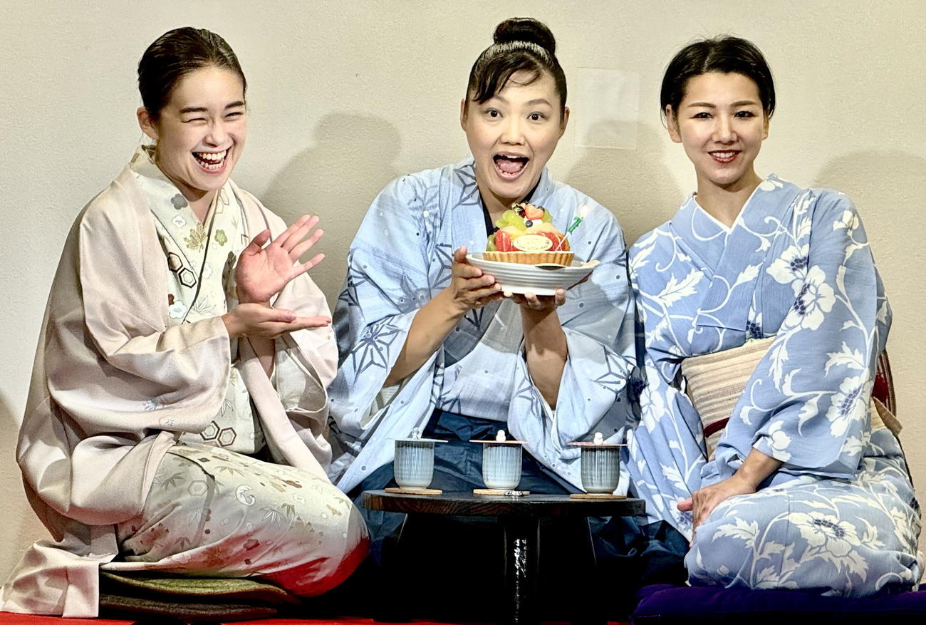 4年ぶりに勢ぞろいした“林家の三人娘”。左から林家つる子、林家なな子、林家あずみ（東京・住吉の「鈴座カフェ」で）