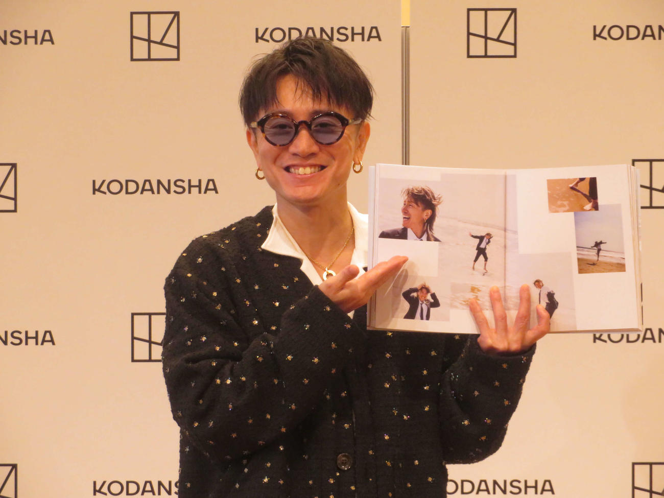 写真集「DOWN TO EARTH」発売記念会見に出席し、お気に入りカットを紹介する安田章大