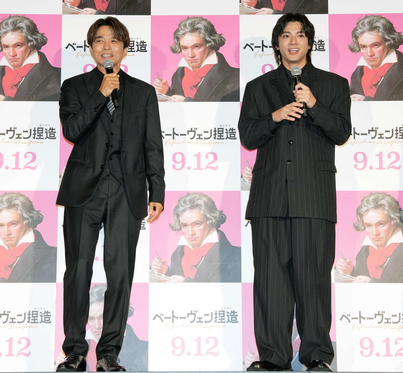 映画「ベートーヴェン捏造」舞台あいさつにサプライズゲストで登壇する井ノ原快彦（左）と山田裕貴（撮影・小島史椰）
