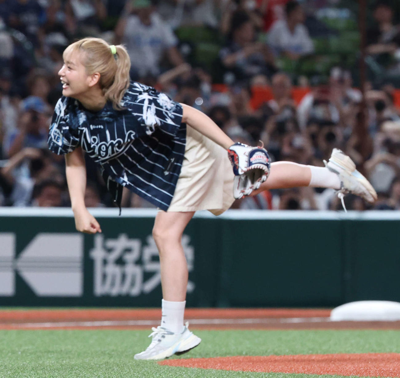 セレモニアルピッチを務める高槻かなこ（2024年8月撮影）