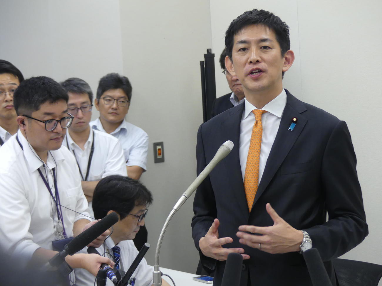自民党総裁選への立候補の意向を表明した小林鷹之・前経済安全保障相（2025年9月11日撮影）