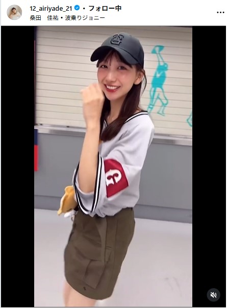野球ユニ＆ミニスカコーデの杉本愛里（杉本愛里のインスタグラムから）