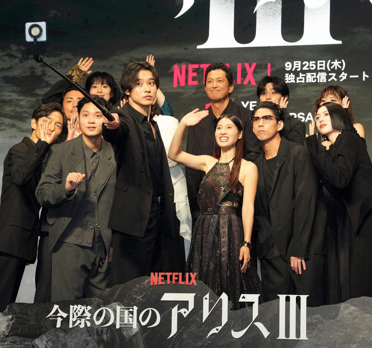 記念撮影に納まる、山﨑賢人（中央左）と土屋太鳳らキャスト（撮影・たえ見朱実）