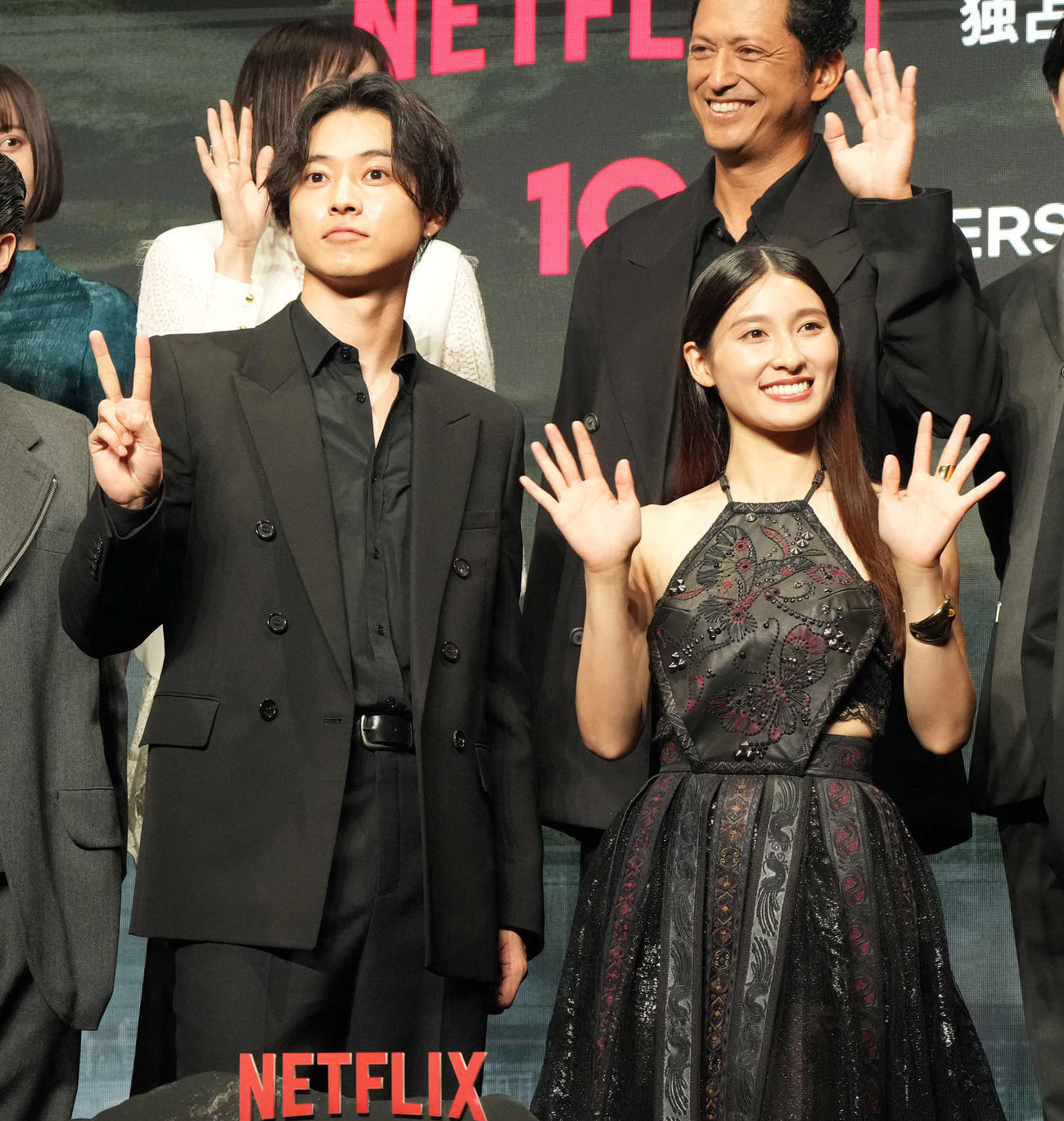 笑顔で記念撮影に納まる山﨑賢人（左）と土屋太鳳（撮影・たえ見朱実）