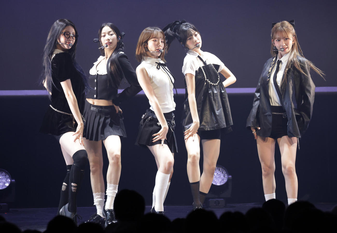LE SSERAFIM。左からHUH YUNJIN、KAZUHA、KIM CHAEWON、HONG EUNCHAE、SAKURA（2024年12月撮影）