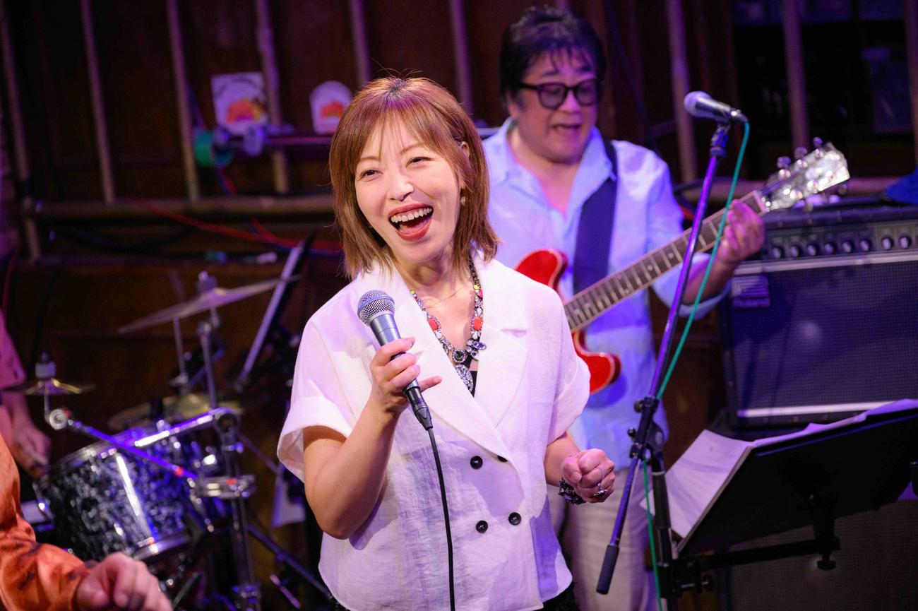 「SUNSET GROOVE」のボーカル吉田朋代