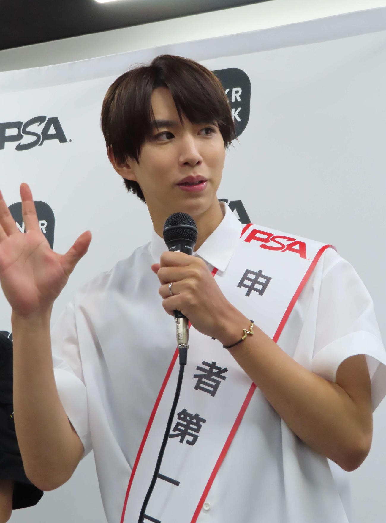 「PSA×スニダン　パートナーシップ締結発表会」に登場したはじめしゃちょー（撮影・寺本吏輝）