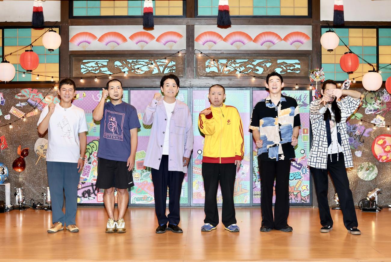 収録を終え写真に納まる千鳥ノブ（左から3人目）。左から笑い飯哲夫、天竺鼠川原克己、1人おいてランジャタイ国崎和也、ロングコードダディ堂前透、真空ジェシカ川北茂澄（撮影・河田真司）
