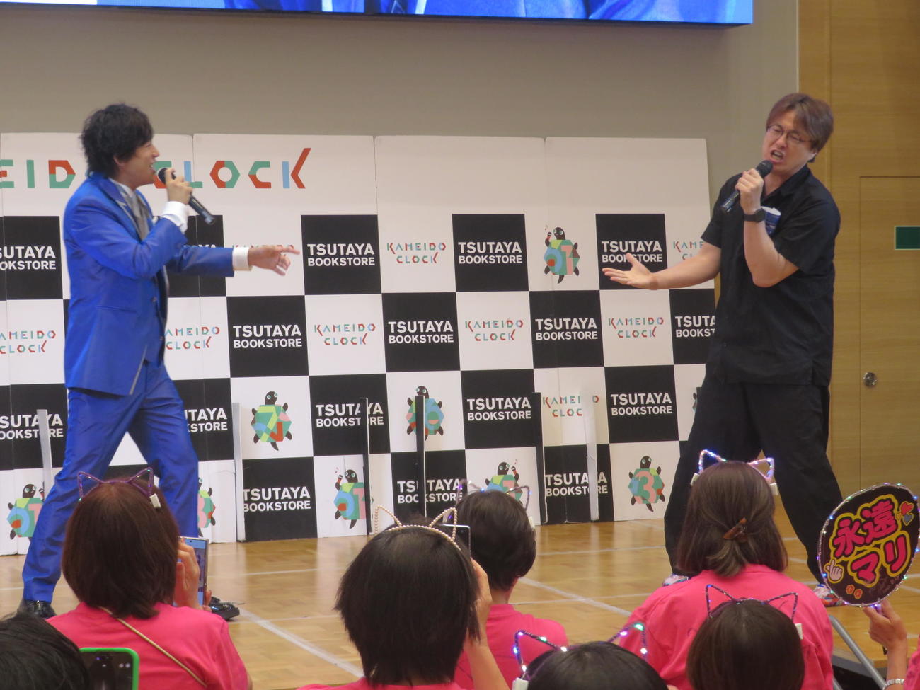 新曲「永遠の沼に堕ちたマリオネット」発売記念イベントで歌う岡本幸太（左）とサプライズゲストで登場した酒井一圭（撮影・川田和博）