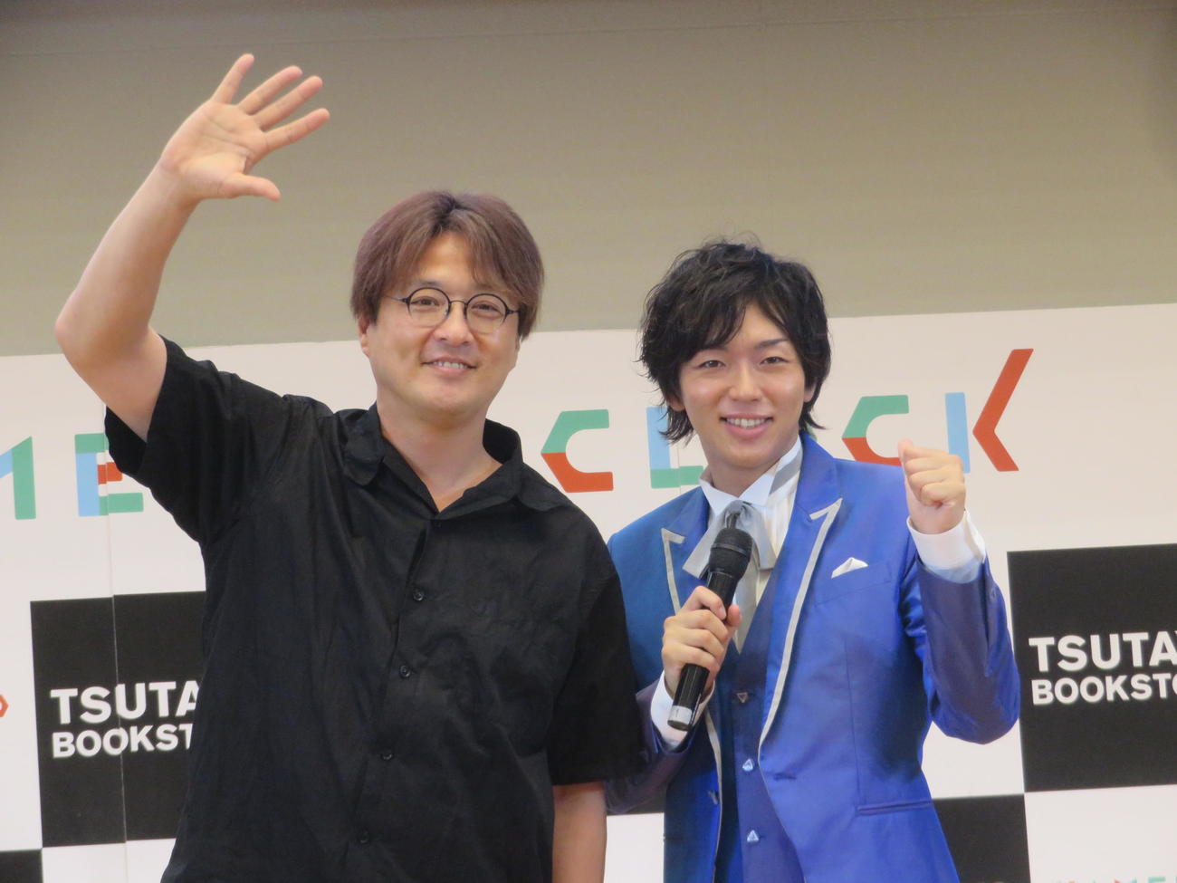 新曲「永遠の沼に堕ちたマリオネット」発売記念イベントに出席した岡本幸太（左）とサプライズゲストで参加した酒井一圭（撮影・川田和博）