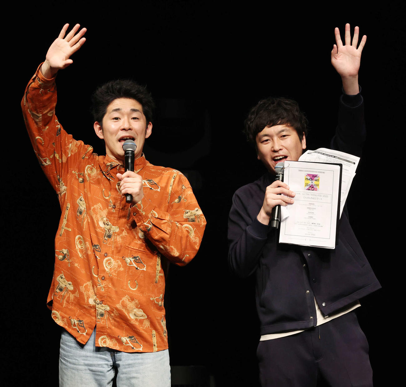 しずるのKAZMA（左）と村上純（2022年3月撮影）