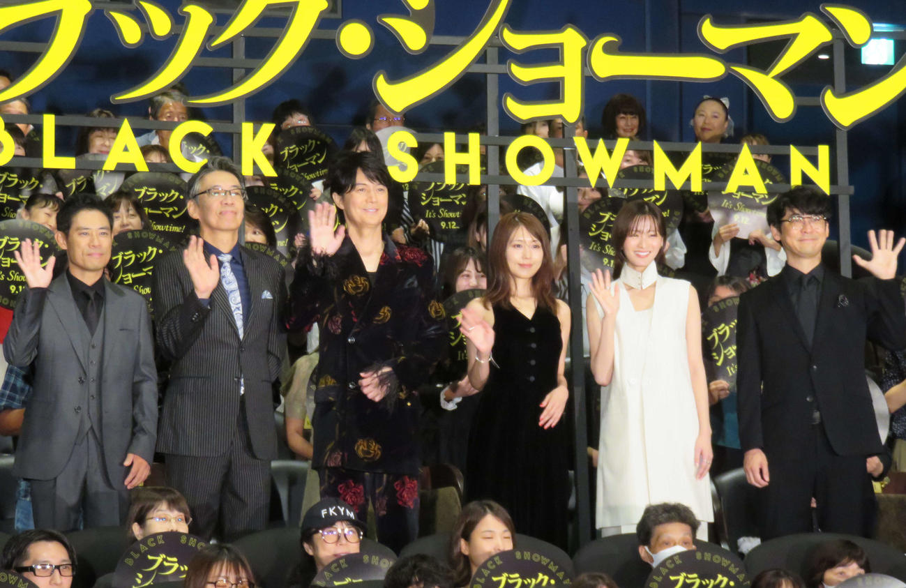 映画「ブラック・ショーマン」初日舞台あいさつに登壇した、左から伊藤淳史、生瀬勝久、福山雅治、有村架純、岡崎紗絵、田中亮監督