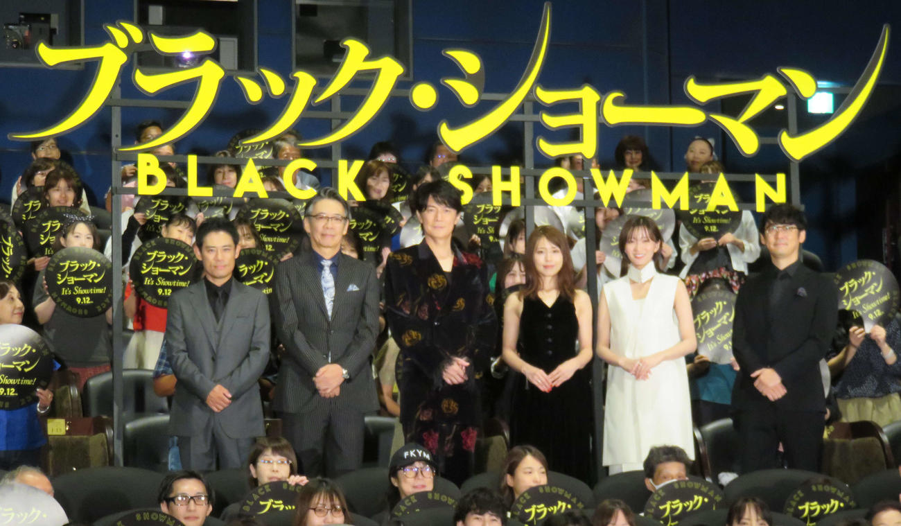 映画「ブラック・ショーマン」初日舞台あいさつに登壇した、左から伊藤淳史、生瀬勝久、福山雅治、有村架純、岡崎紗絵、田中亮監督