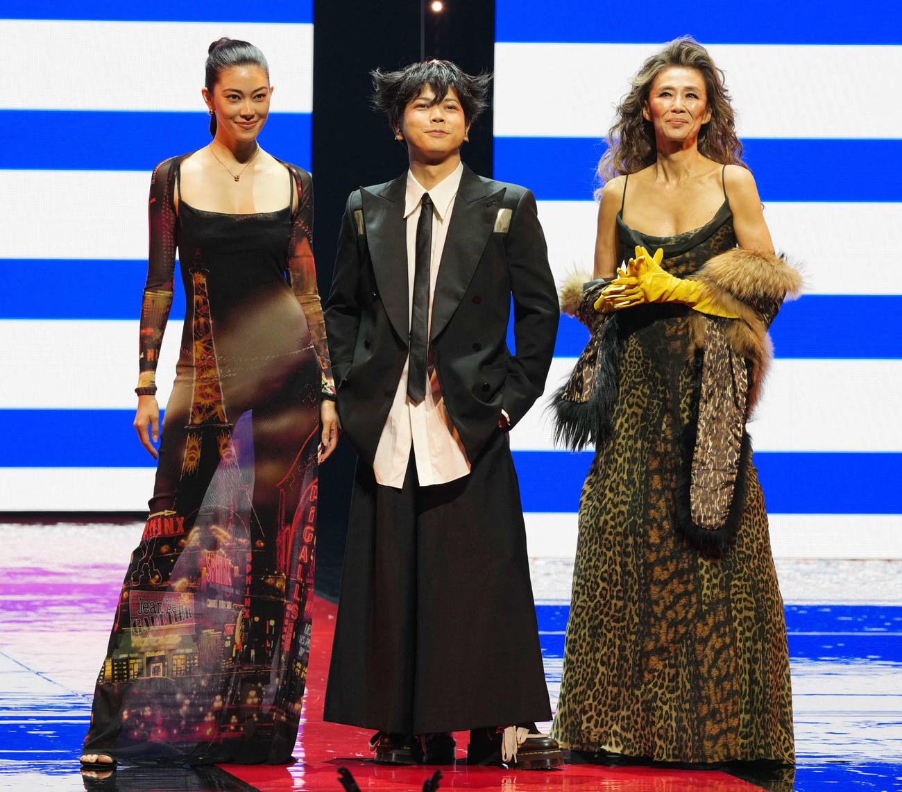 舞台ジャンポール・ゴルチエ「ファッションフリークショー」プレミア公演に登壇しポーズを決める、左から森星、増田貴久、萬田久子（撮影・小島史椰）