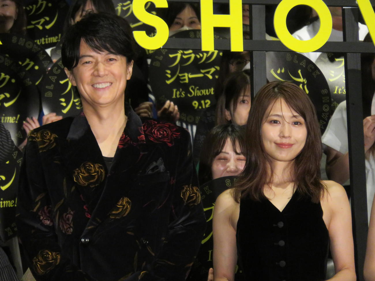 映画「ブラック・ショーマン」初日舞台あいさつに登壇した福山雅治（左）と有村架純