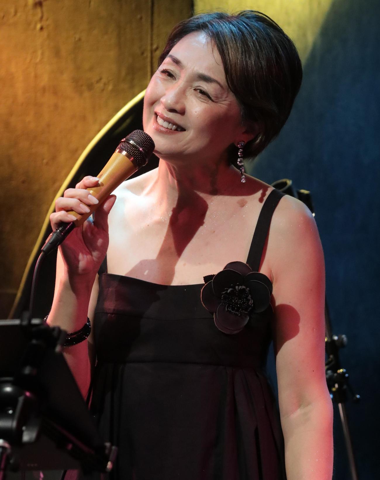 ライブで熱唱する香坂みゆき