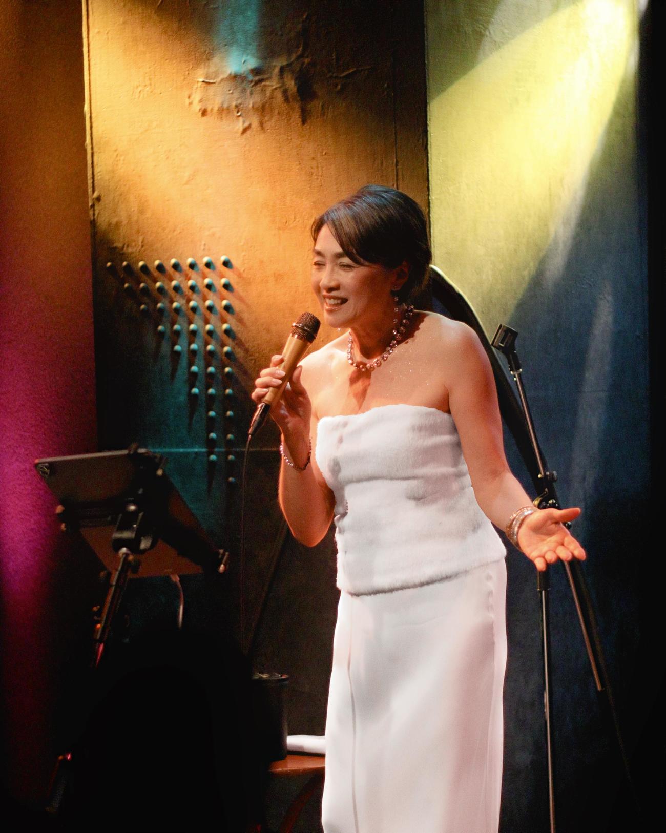 ライブで熱唱する香坂みゆき（C）TAICHI