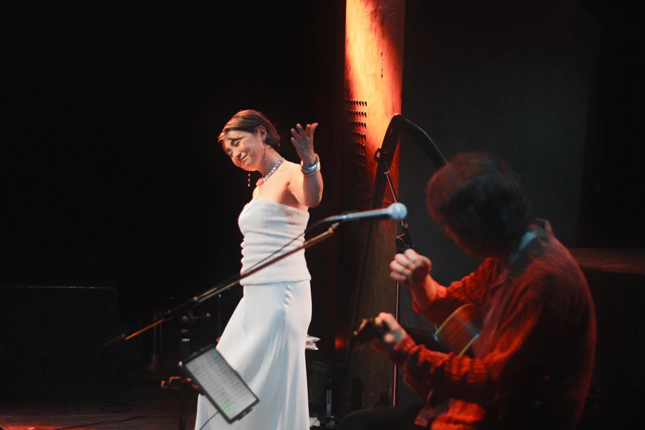 ライブで熱唱する香坂みゆき（C）TAICHI