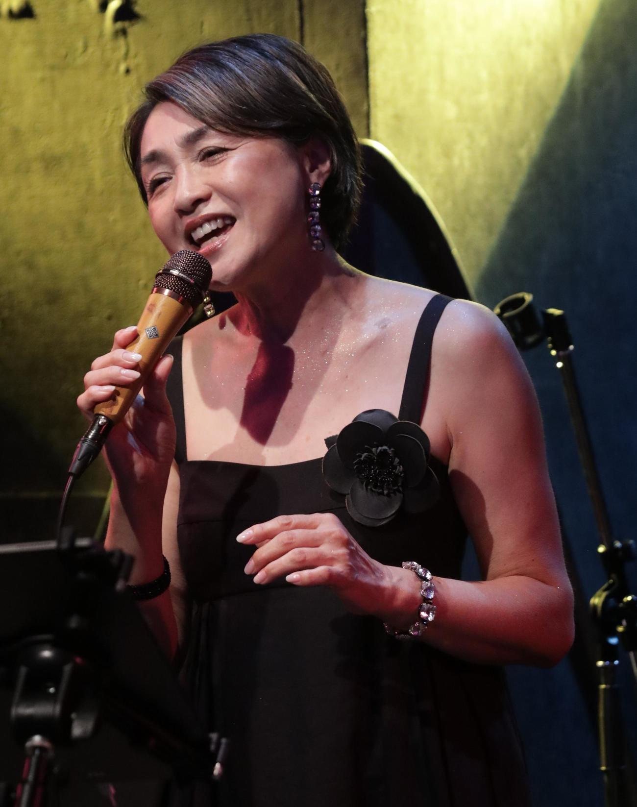 ライブで熱唱する香坂みゆき