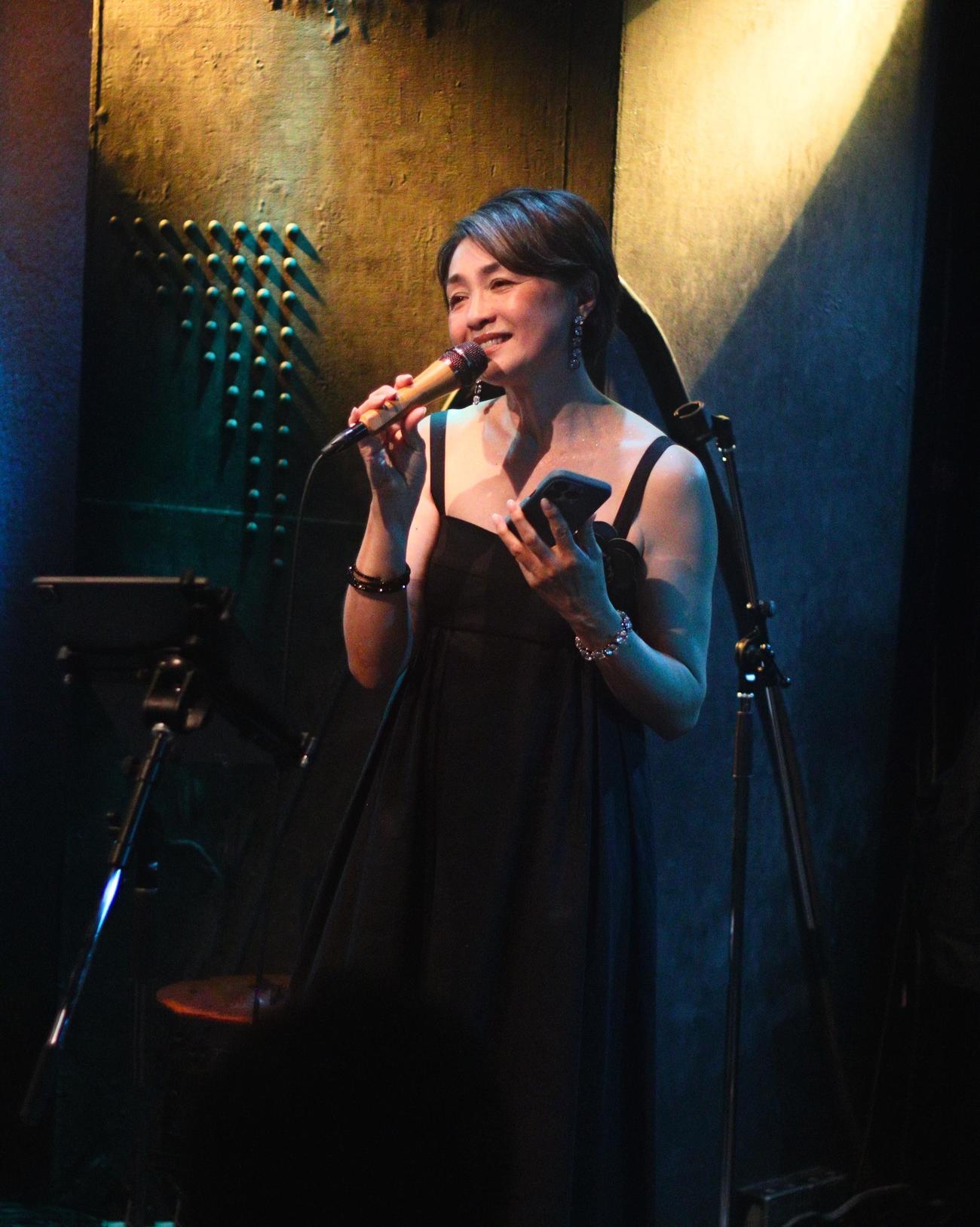 ライブで熱唱する香坂みゆき（C）TAICHI