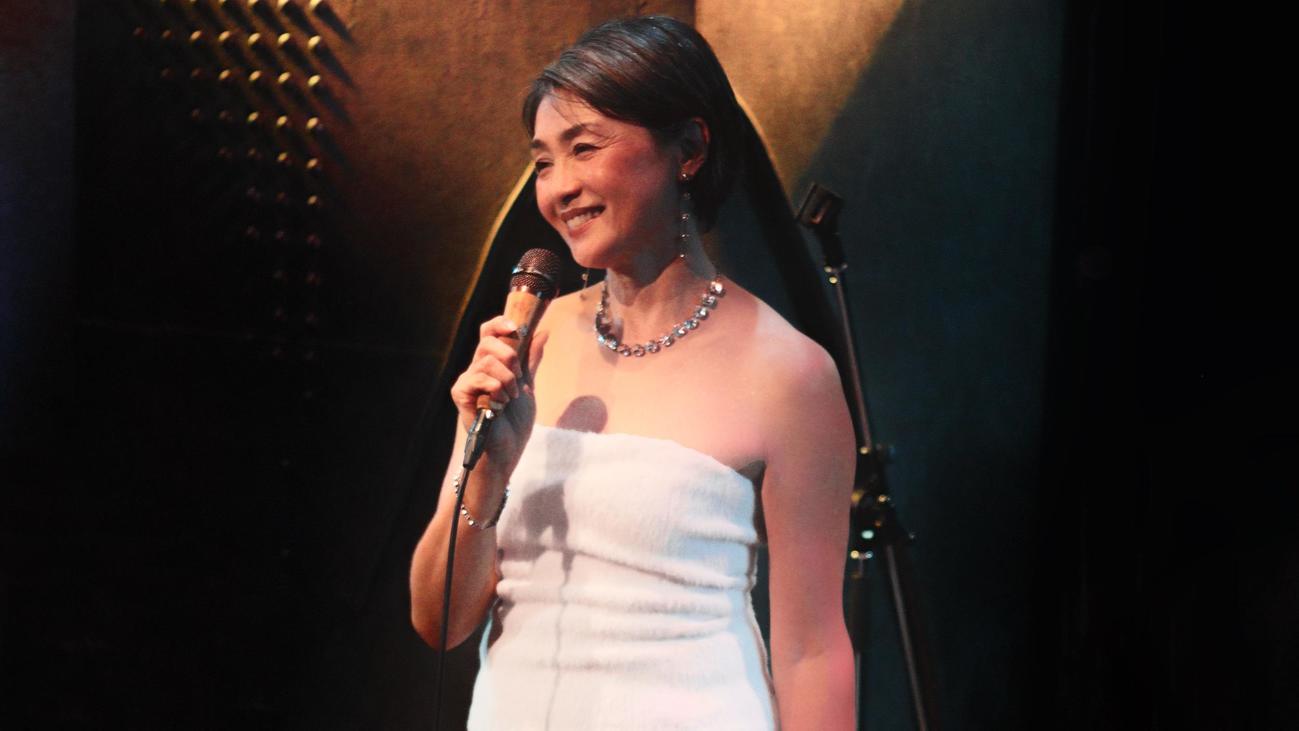 ライブで熱唱する香坂みゆき（C）TAICHI