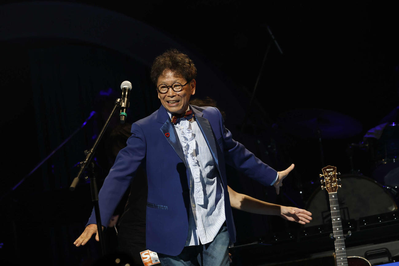 「トリビュートライブ　加山雄三のすべて」で歌唱する南こうせつ
