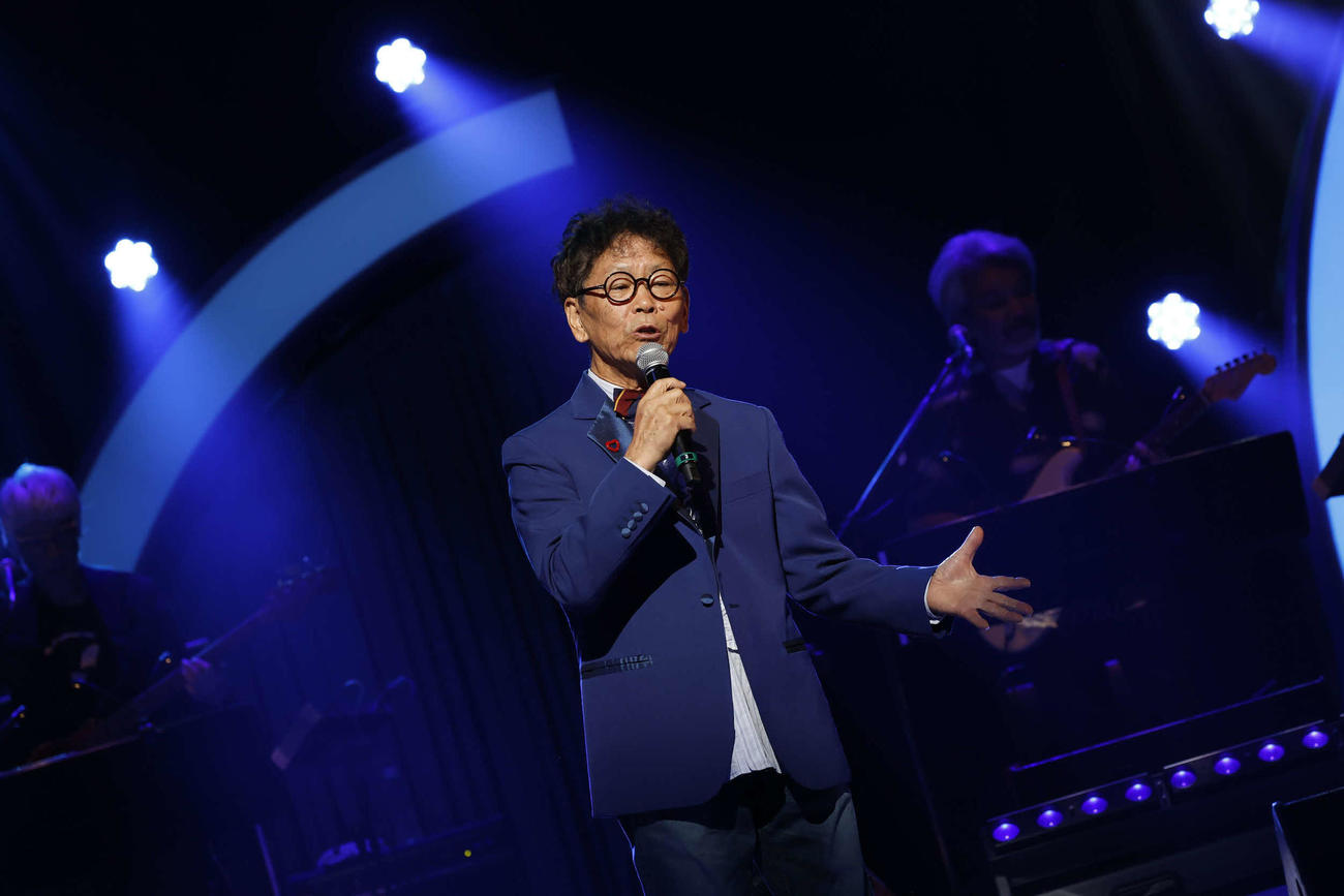 「トリビュートライブ　加山雄三のすべて」で歌唱する南こうせつ