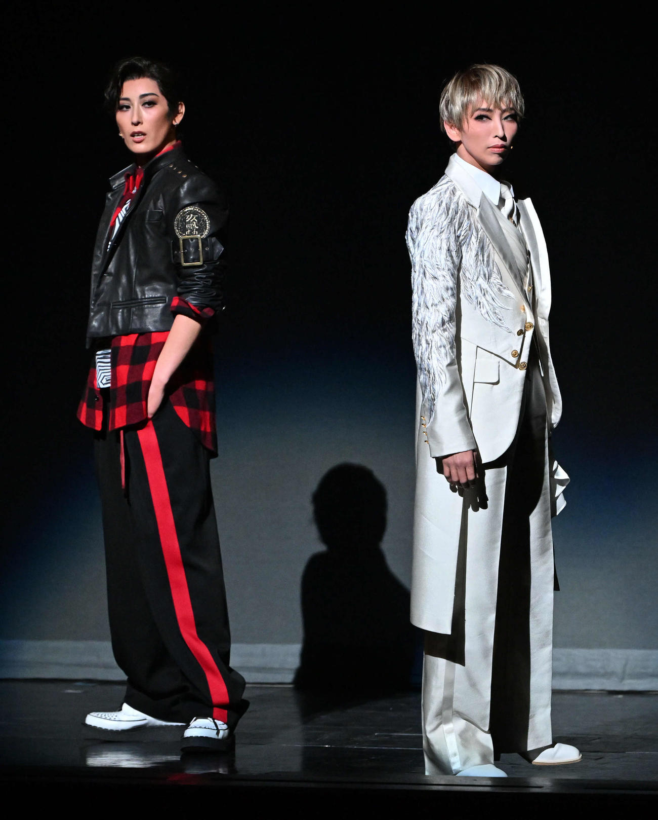 同期の水美舞斗（左）と息の合った芝居を見せる桜木みなと（撮影・石井愛子）