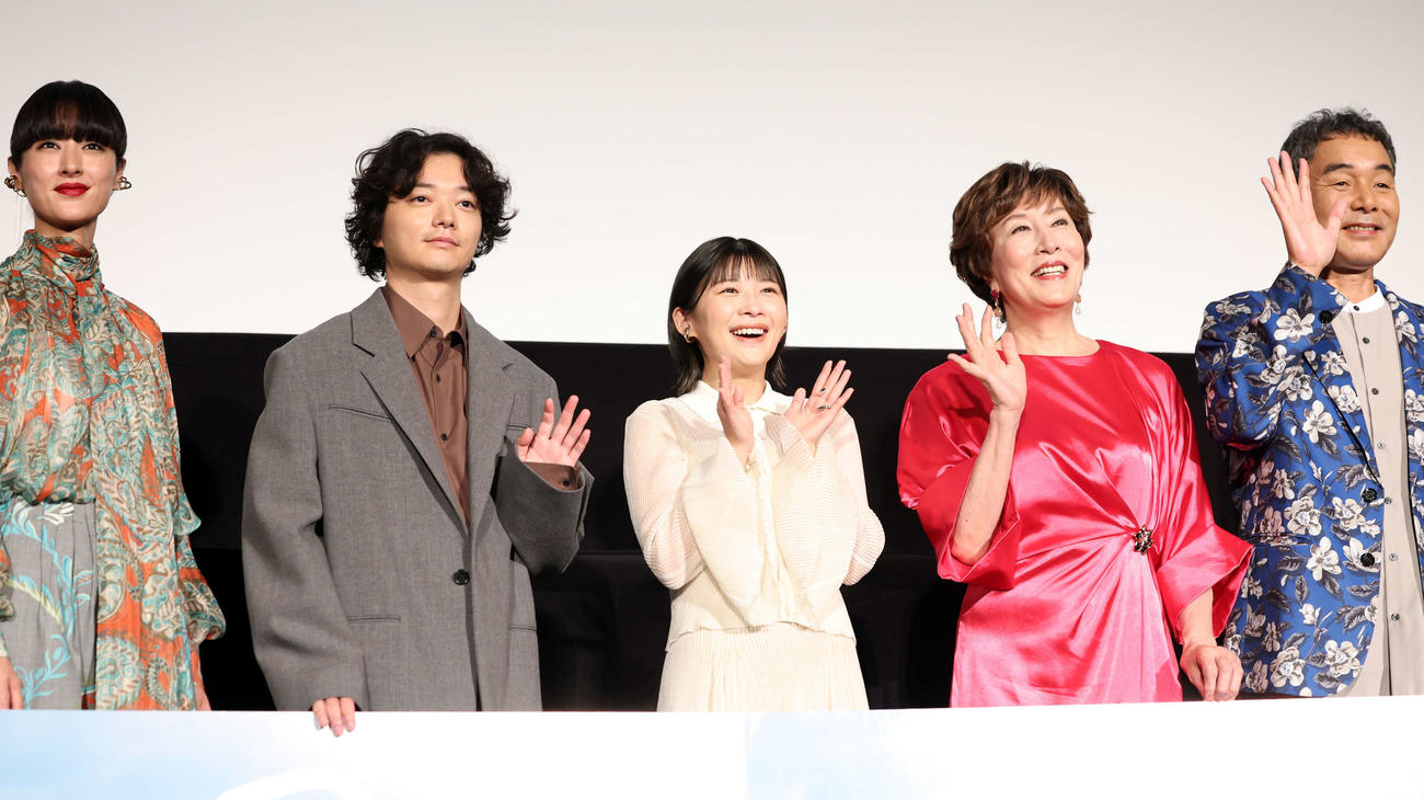 「風のマジム」舞台あいさつで手を振る、左からシシド・カフカ、染谷将太、伊藤沙莉、高畑淳子、肥後克広（撮影・浅見桂子）